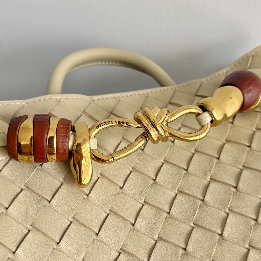 The new Andiamo batch of 3060 BV is shipped‼ ️The classic intercciato weaving process is used to create a soft bag, the metal knot is made of micro-cast aluminum using jewelry technology🪢, and the decorative beads are made of metal and hand-polished oak, allowing you to jump repeatedly between elegance and fun💃, making it unpredictable. Classic and versatile, it shows off your temperament, and the bag has a large capacity, making it very convenient for daily commuting! It has a variety of carrying methods, the shoulder straps can be adjusted by yourself, the original lambskin feels soft and delicate, and the unisex style breaks gender boundaries and brings a more practical and long-lasting use experience. The Andiamo, which has both elegant and casual styles, perfectly interprets the "fashionable old money style". Style number: 743568+wood hardware Color: cream yellow Size: 25*22*10.5cm